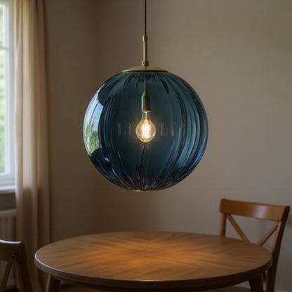 Auréa dans un intérieur chaleureux