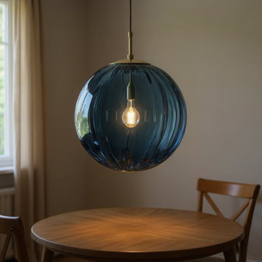 Auréa dans un intérieur chaleureux